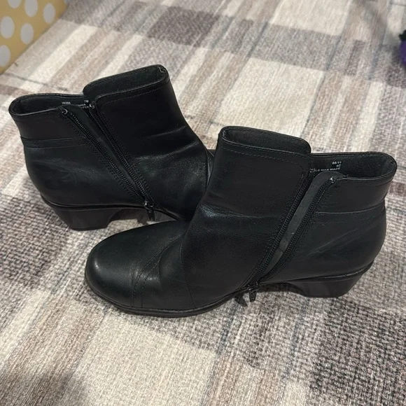 CLARKS Leather ankle boot , size 7W - Picture 3 of 14